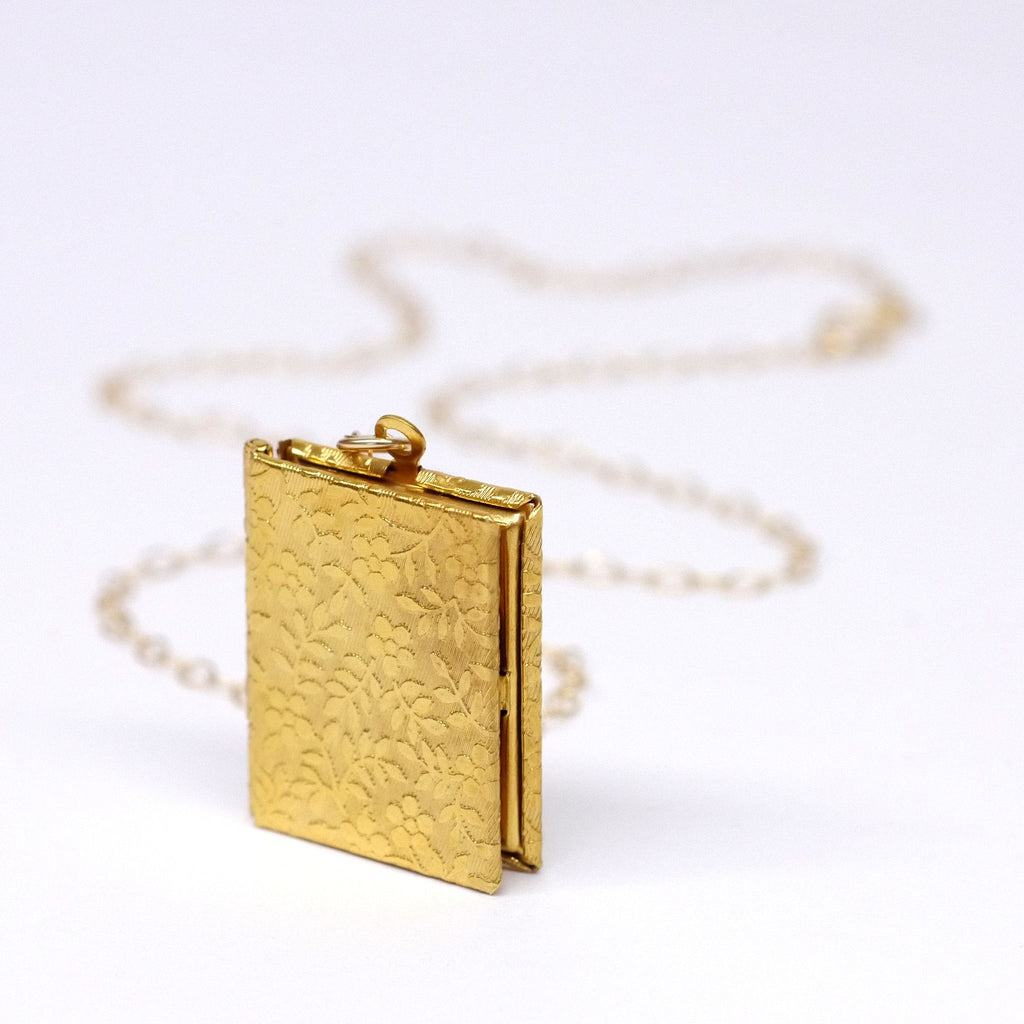 Gold necklace with personalisation